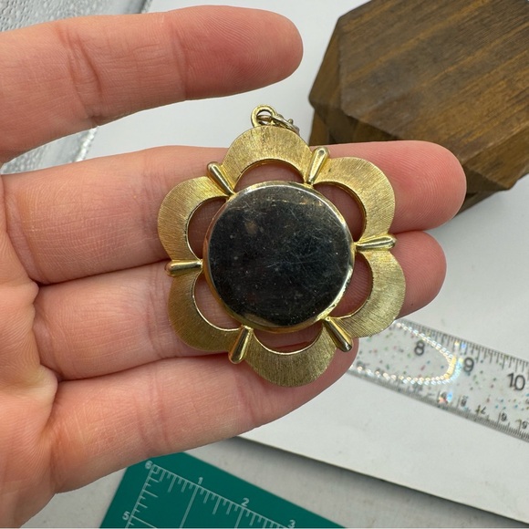 Pegasus Coro vintage gold tone open flower power pendant on vintage chain - Picture 3 of 10
